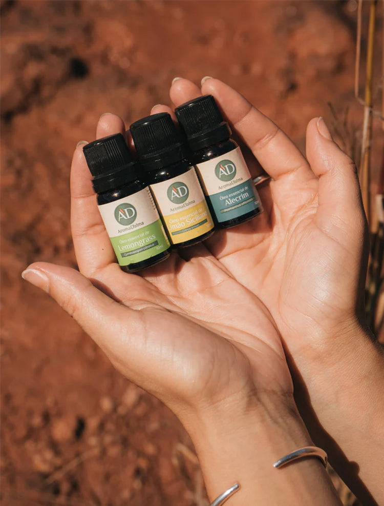 mão com 3 óleos essenciais Aroma D'ALMA Lemongrass, Limão Siciliano e Alecrim